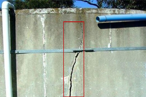 Close-up image showing a crack on the surface of a water tank.